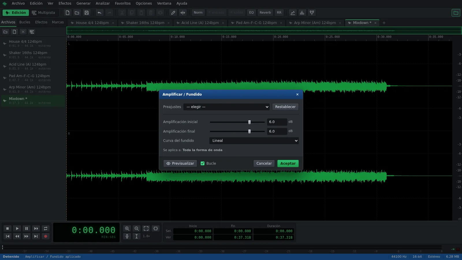 La ventana Amplificar / Fundido de Auditius, ajustada a +6 dB sobre la forma de onda de una canción floja